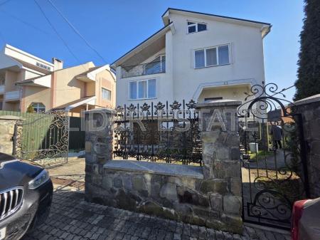 Продам 3-поверховий будинок