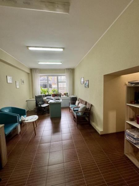 Здам офісна будівля