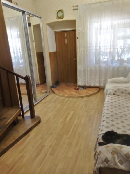 Продам 4-кімнатну квартиру