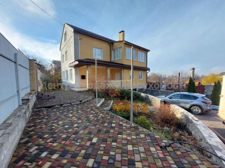 Продам 3-поверховий будинок