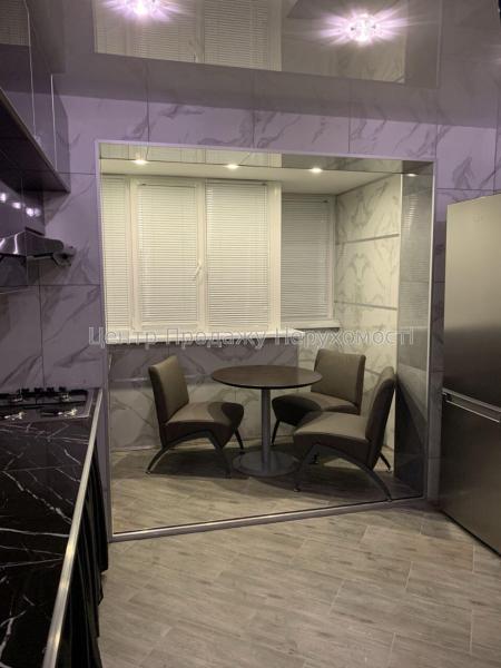 Продам 4-кімнатну квартиру