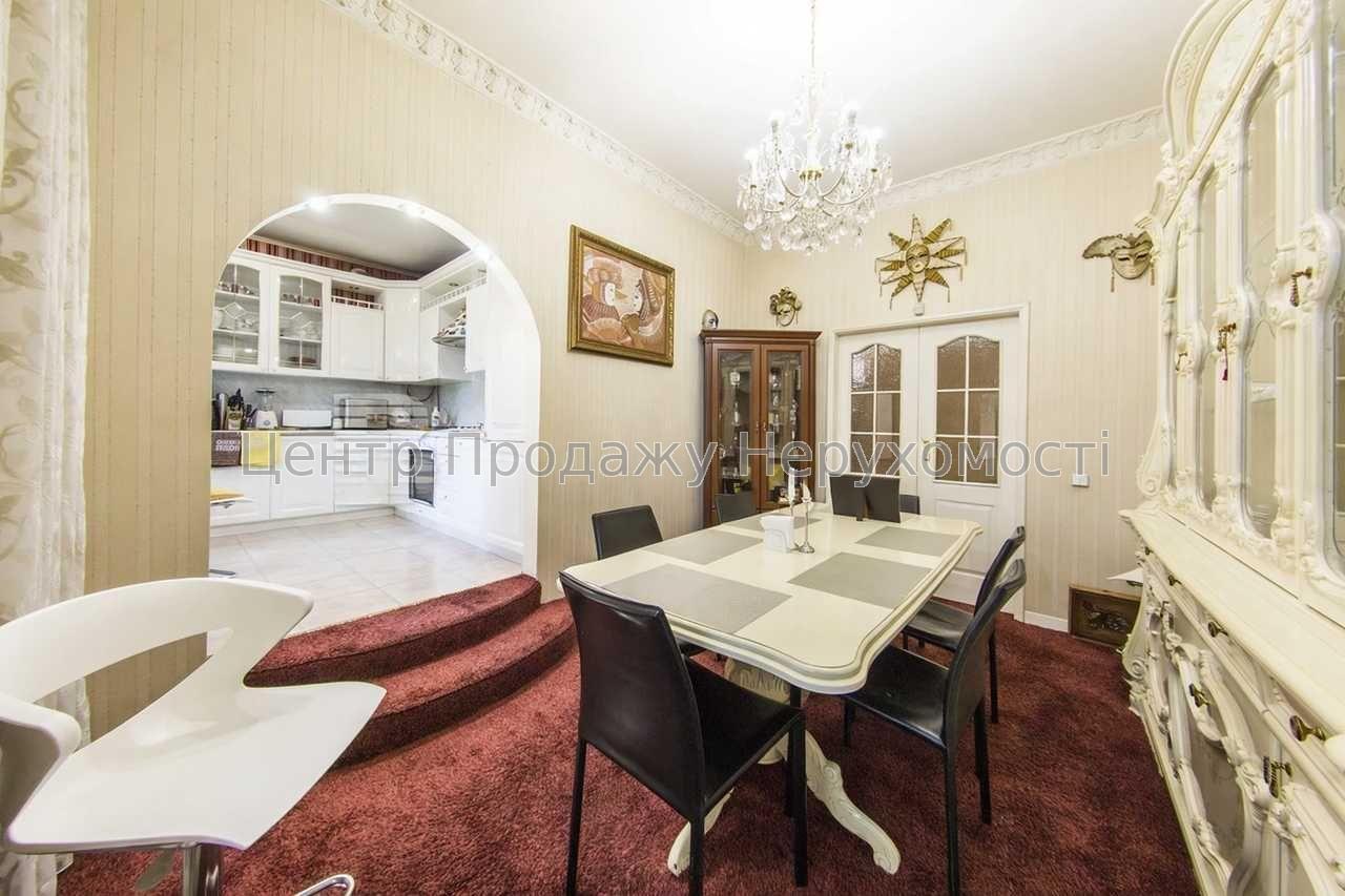 Фото Продаж 3-кімнатної квартири на вул. Кирилівська1