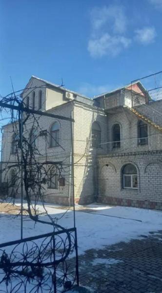 Продам 3-поверховий будинок