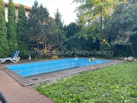 Продам 3-поверховий будинок