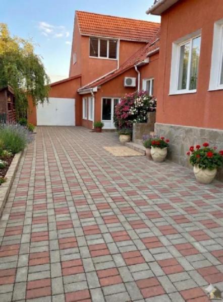 Продам 3-поверховий будинок