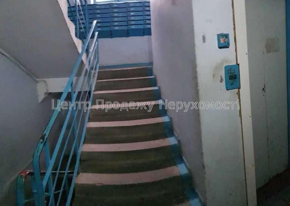 Фото Продаємо кімнату 10 м.кв. в трикімнатній квартирі.Метро ГОЛОСІЇВСЬКА3