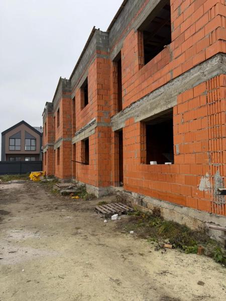 Продам 2-поверховий недобудований будинок