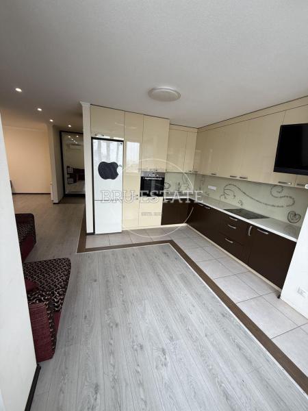 Продам 4-кімнатну квартиру