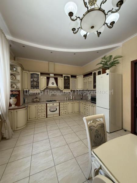 Продам 4-кімнатну квартиру